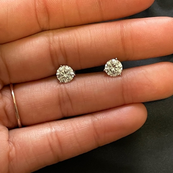 Silver zirconia stud earrings - Picture 1 of 3